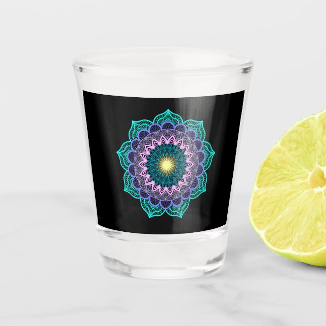 Farbige Mandala auf schwarzem Hintergrund Schnapsglas (Vorderseite)