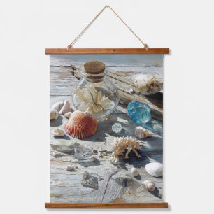 Farbige Muscheln auf weichem weißen Sand Kunst Wandteppich Mit Holzrahmen