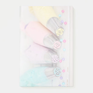 Farbige Pastell-Kuchen-Dekorationstools Fotografie Post-it Klebezettel