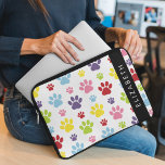 Farbige Paws, Muster, Hundepaws, Ihr Name Laptopschutzhülle<br><div class="desc">Niedliches,  lustiges und hübsches Muster mit bunten Pfoten. Modernes und trendiges Geschenk,  perfekt für den Hundeliebhaber in Ihrem Leben. Personalisieren Sie diese durch Hinzufügen von Namen,  Spitznamen,  Monogramm oder Initialen.</div>
