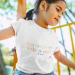 Farbige Regenbogenbriefe | 1. Schultag Kleinkind T-shirt<br><div class="desc">Dieser Rücken zum T - Shirt ist mit süßen Regenbogenbuchstaben gestaltet, die in jeder Klasse personalisiert werden können. Mit trendiger, moderner Typografie und Ihrer persönlichen Auswahl. Eine perfekte Foto-Stütze für einen ganz besonderen Tag und dann als wahre Sehnsucht danach! Design kann auf jedes Produkt übertragen werden Zazzle trägt (Ankündigungskarten, Einladungen,...</div>