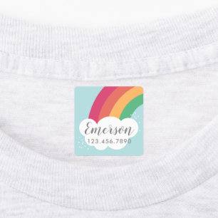 Farbige Regenbogenkinder bügeln auf dem Etikett