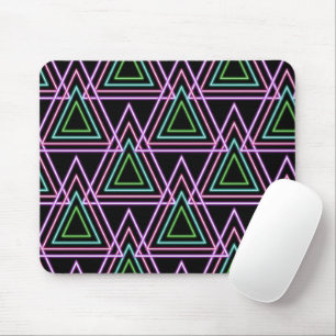 Farbige Retro-Neon-Geometrie-Dreiecke in Schwarz a Mousepad