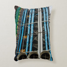 Farbige Rohrleitungen auf der Fassade eines