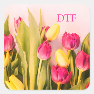 Farbige rosa Monogramm/Name, rosa und gelbe Tulpen Quadratischer Aufkleber
