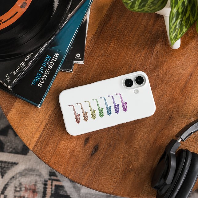 Farbige Saxophon Regenbogen Case-Mate iPhone Hülle (A phone case with a colorful lineup of alto saxophones.)