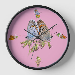 Farbige Schmetterlinge auf sanftem Rosa Uhr