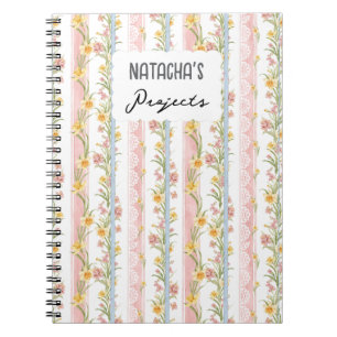 Farbige Shabby Chic-Spitze und geblümter Rosa Notizblock