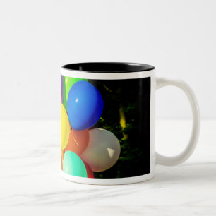 Farbige Spielzeugballoons Zweifarbige Tasse