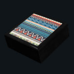 Farbige Stamm Zigzag Kreuzstich Textur Geschenkbox<br><div class="desc">Farbenfrohe Zick-Zack-Zacktzack-Tribale und geometrische Formen Muster in blau-rot-weiß mit Kreuzstich-Textur-Look. Design ist auch auf anderen Produkten erhältlich und kann bei jedem Produkt von Zazzle angefordert werden.</div>