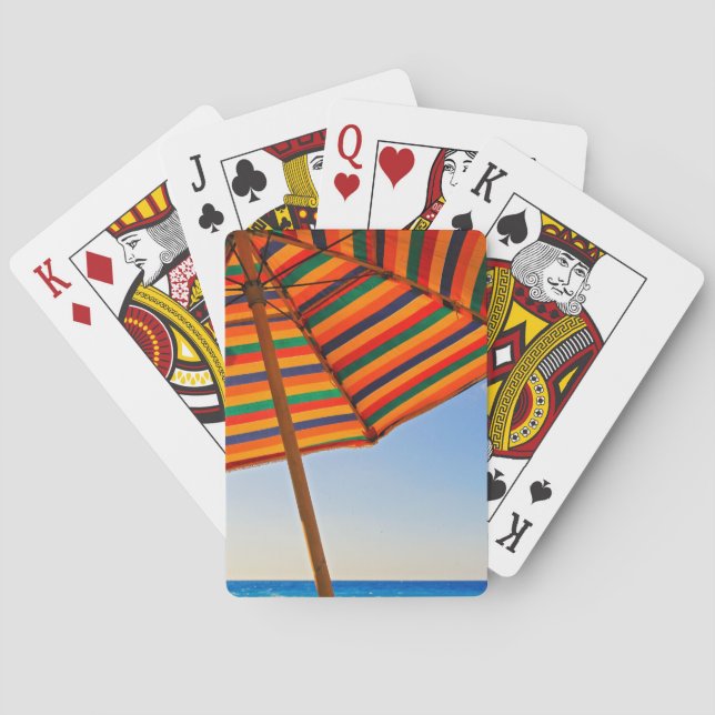 Farbige Strandsonnenschirm-Fotografie an einem son Spielkarten (Rückseite)