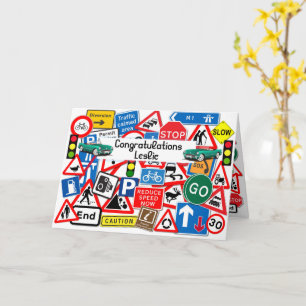 Farbige Straßenschilder, die die Glückwünsche für  Karte