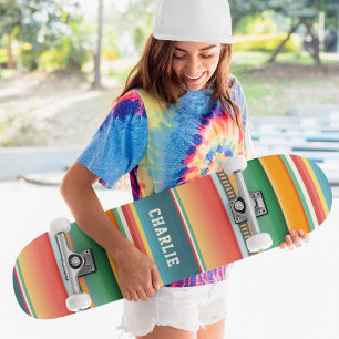 Farbige Streifen mit Personalisiertem Namen Skateboard