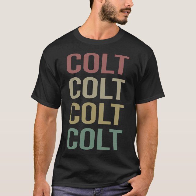 Farbige Textkunst - Colt Name T-Shirt (Vorderseite)