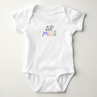 Farbige und lustige Schrift auf diesem Lil' Miss. Baby Strampler