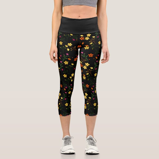 Farbige, verstreute Blumenmuster auf schwarzer Bas Capri Leggings (Vorderseite)