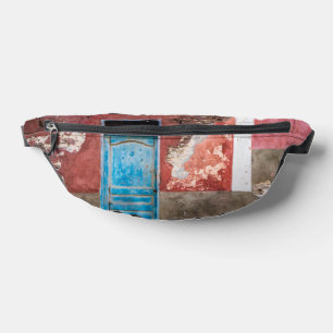 Farbige Wand mit blauer Tür Bauchtasche