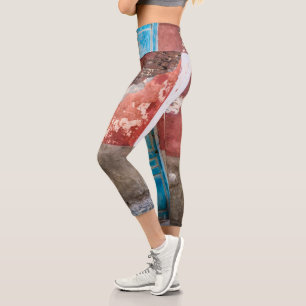 Farbige Wand mit blauer Tür Capri Leggings