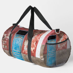 Farbige Wand mit blauer Tür Duffle Bag