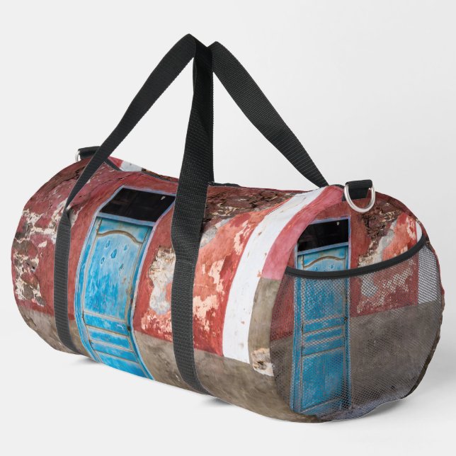 Farbige Wand mit blauer Tür Duffle Bag (Rechte Ecke)