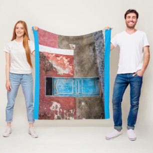 Farbige Wand mit blauer Tür Fleecedecke