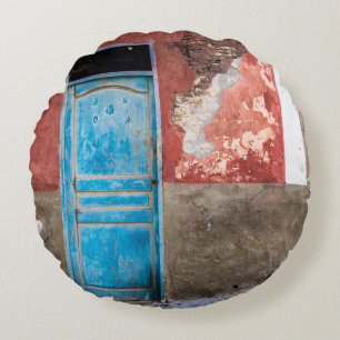 Farbige Wand mit blauer Tür Rundes Kissen
