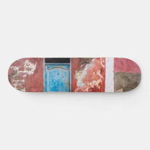 Farbige Wand mit blauer Tür Skateboard