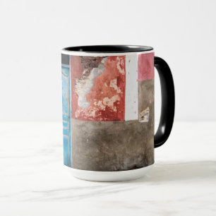 Farbige Wand mit blauer Tür Tasse