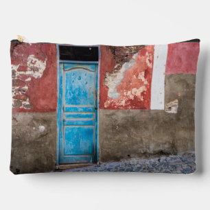 Farbige Wand mit blauer Tür Zubehörtasche