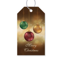 Farbige Weihnachtsbaumkugeln auf gelbem Bokeh