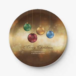 Farbige Weihnachtsbaumkugeln auf gelbem Bokeh Pappteller