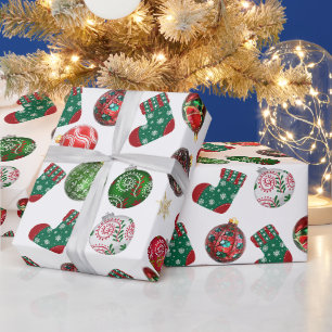 Farbige Weihnachtsdekorationen und -strümpfe  Geschenkpapier