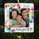 Farbige Weihnachtslichter Foto Weihnachten Keramikornament<br><div class="desc">Schicken Sie Ihre Ferien zu jubeln in dieser Saison mit einem personalisierten "Lass Get Lit" Weihnachtsschmuck! Mit einer hellen und kühnen Lichtschau, die Ihr Foto, Ihren Namen und das Jahr umgibt, wird dieses Ornament sicher einen bleibenden Eindruck hinterlassen. Setzen Sie die perfekte Touch auf Ihren Urlaub mit diesem einzigartigen und...</div>