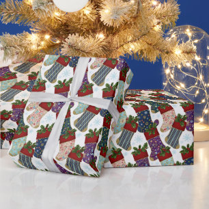 Farbige Weihnachtsstrümpfe und Beeren Geschenkpapier