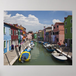 Farbige Zuhause entlang des Kanals auf der Insel Poster