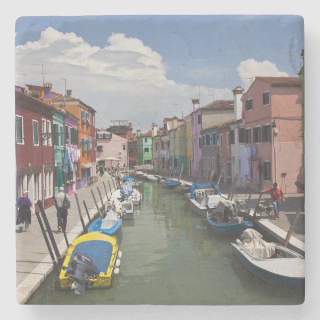 Farbige Zuhause entlang des Kanals auf der Insel Steinuntersetzer (Vorderseite)