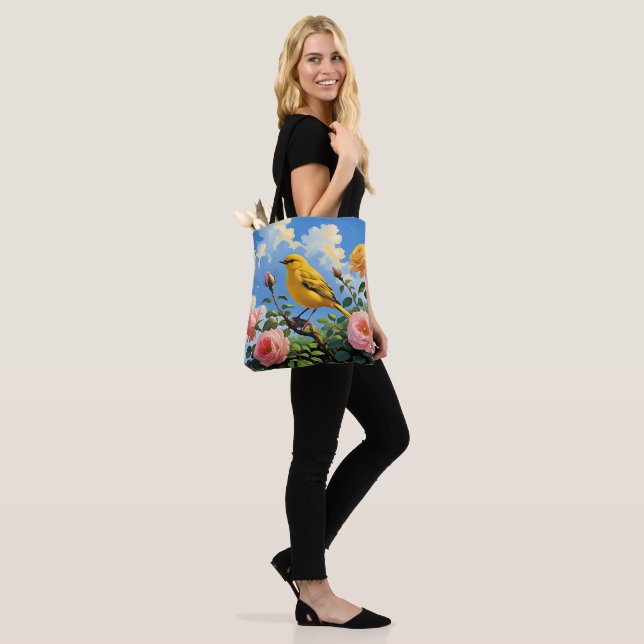 Farbiger gelber Vogel und hübsche rosa Rosen (Am Model)