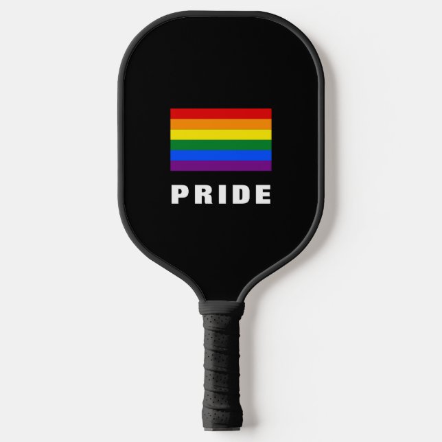 Farbiger LGBTQ-Regenbogen-Gay Pride-Flag mit benut Pickleball Schläger (Vorderseite)