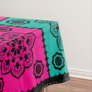 Farbiger mexikanischer Papel Picado auf Schwarz Tischdecke