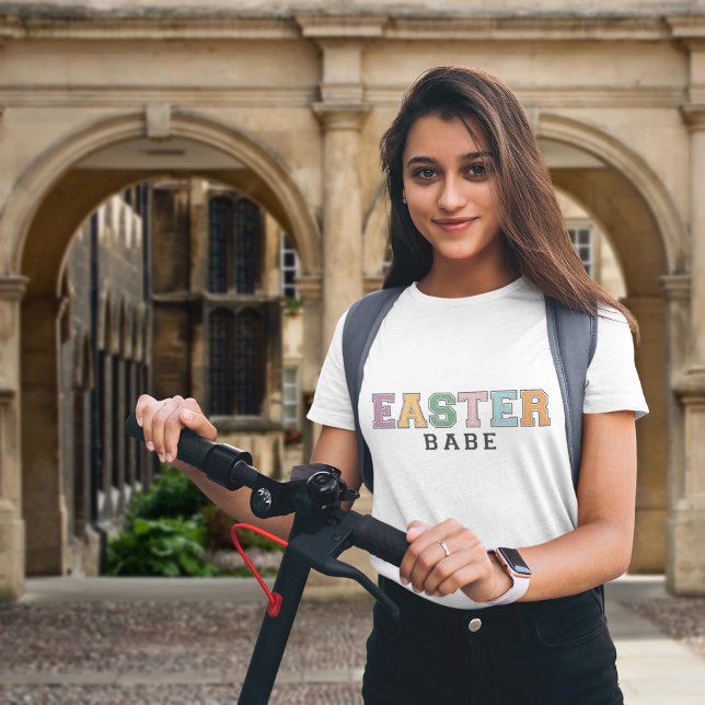 Farbiger Osterbart-Stiltext auf Weiß T-Shirt (Von Creator hochgeladen)