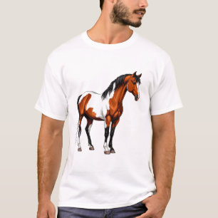 Farbiger Paint Horse Steht Auf Grasbewachsenem Fel T-Shirt