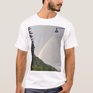 Farbiger Regenbogen über Straßenlaterne im Vorort T-Shirt