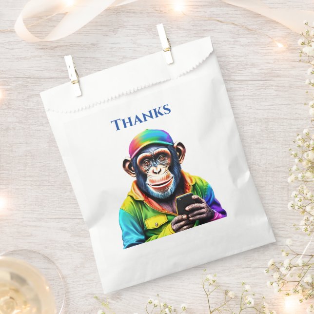 Farbiger Schimpanse mit Telefon Geschenktütchen (Ausgeschnitten)