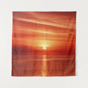 Farbiger Sonnenaufgang auf See, dramatische Wolken Wandteppich