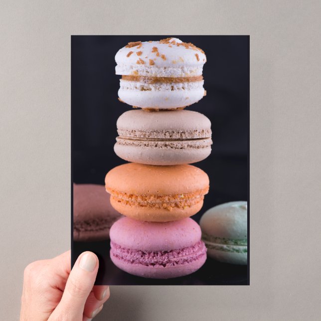 Farbiger Stapel französischer Macarons Acryleinladungen (Insitu (Handheld))