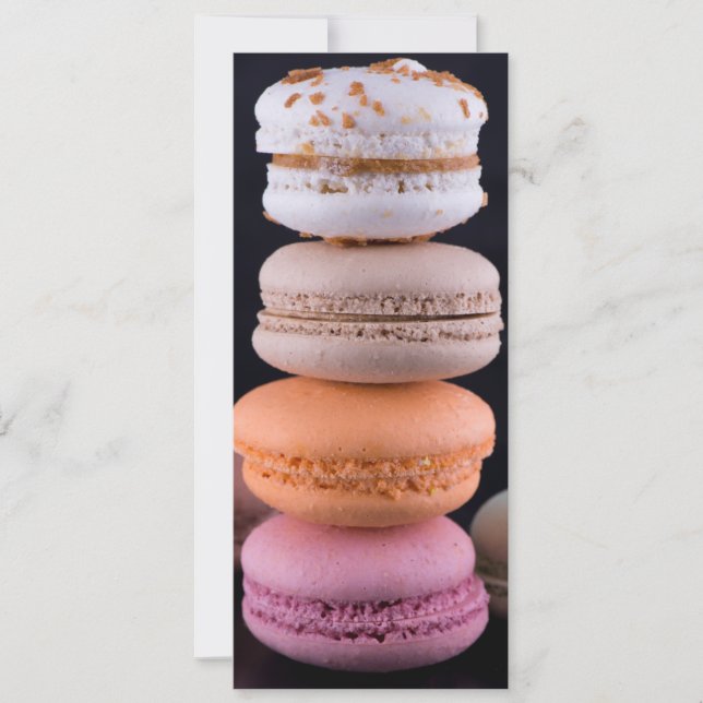Farbiger Stapel französischer Macarons Einladung (Vorderseite)