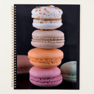Farbiger Stapel französischer Macarons Planer