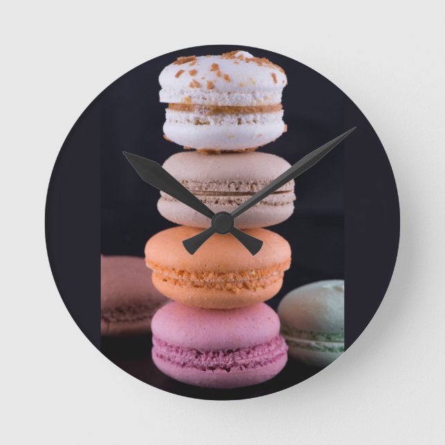 Farbiger Stapel französischer Macarons Runde Wanduhr (Vorderseite)