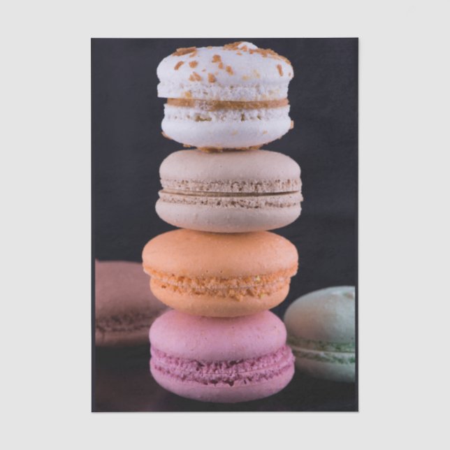 Farbiger Stapel französischer Macarons Seidenpapier (Vorderseite)