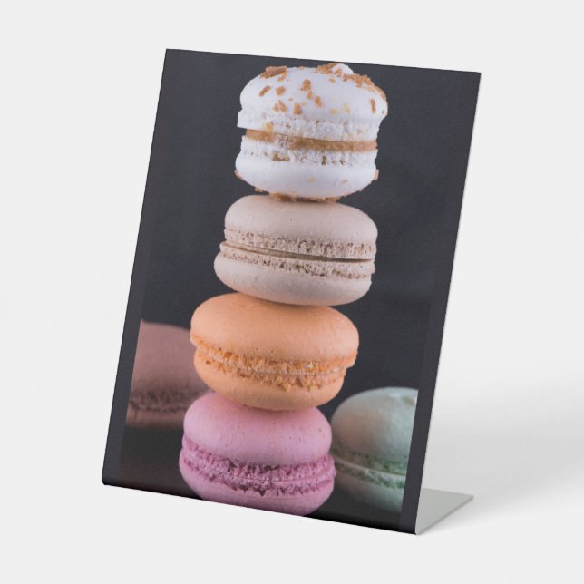 Farbiger Stapel französischer Macarons Sockelschild (Vorderseite)